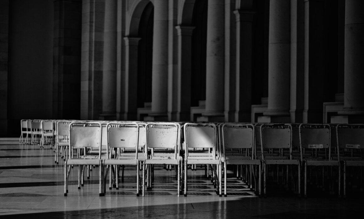 a row of chairs in a room