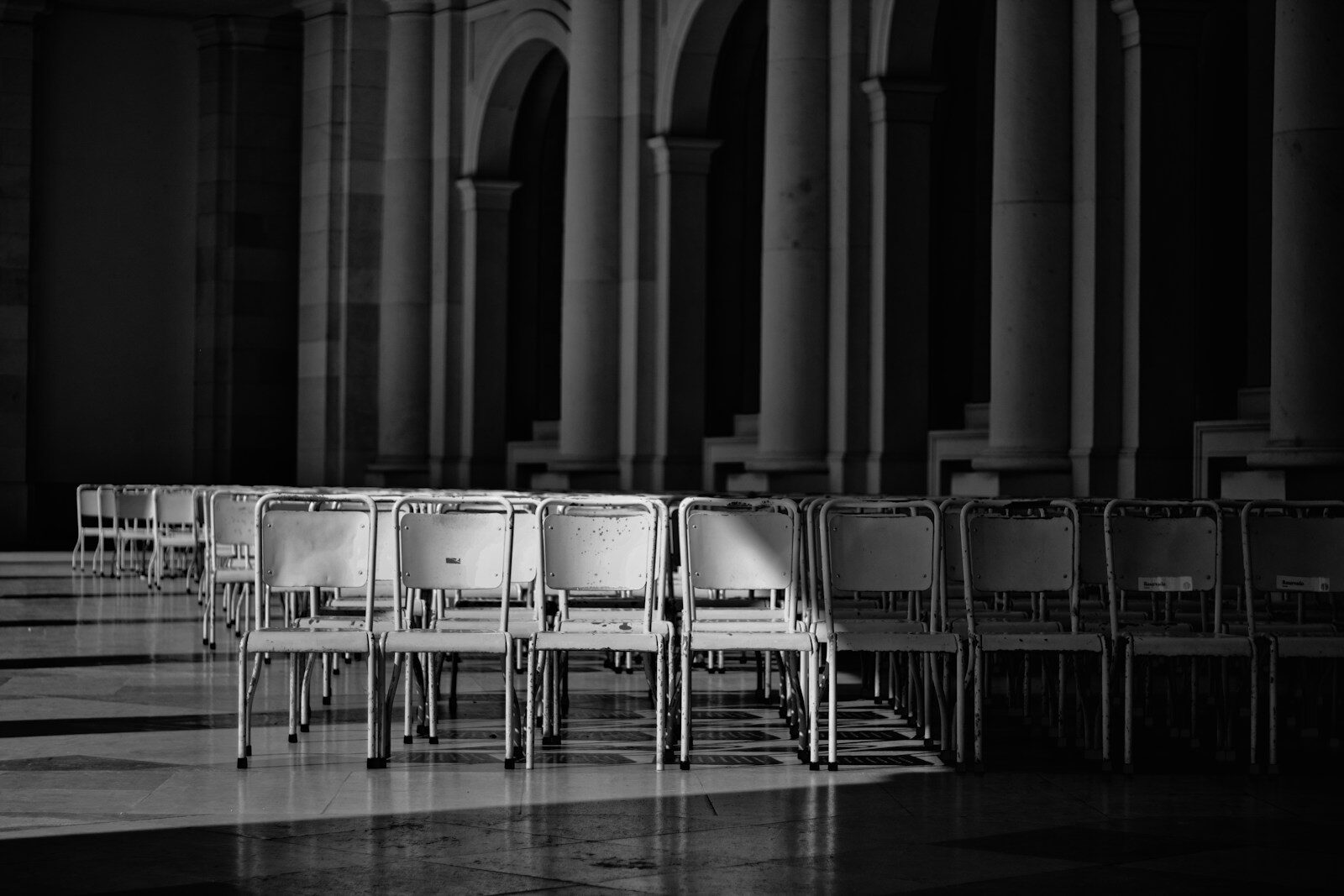 a row of chairs in a room
